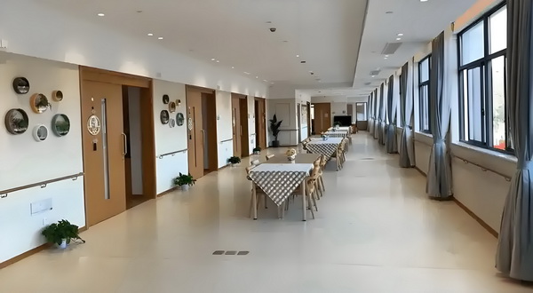 深圳入户分值表2025_专访导演饶晓志：对《万里归途》满意和骄傲 快车撞上城际一辆野猪