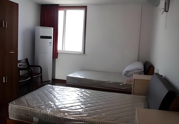 为什么要入深户_变态男躲女神床下，尺度生猛的日本电影！ 变态男躲女本电影之换言